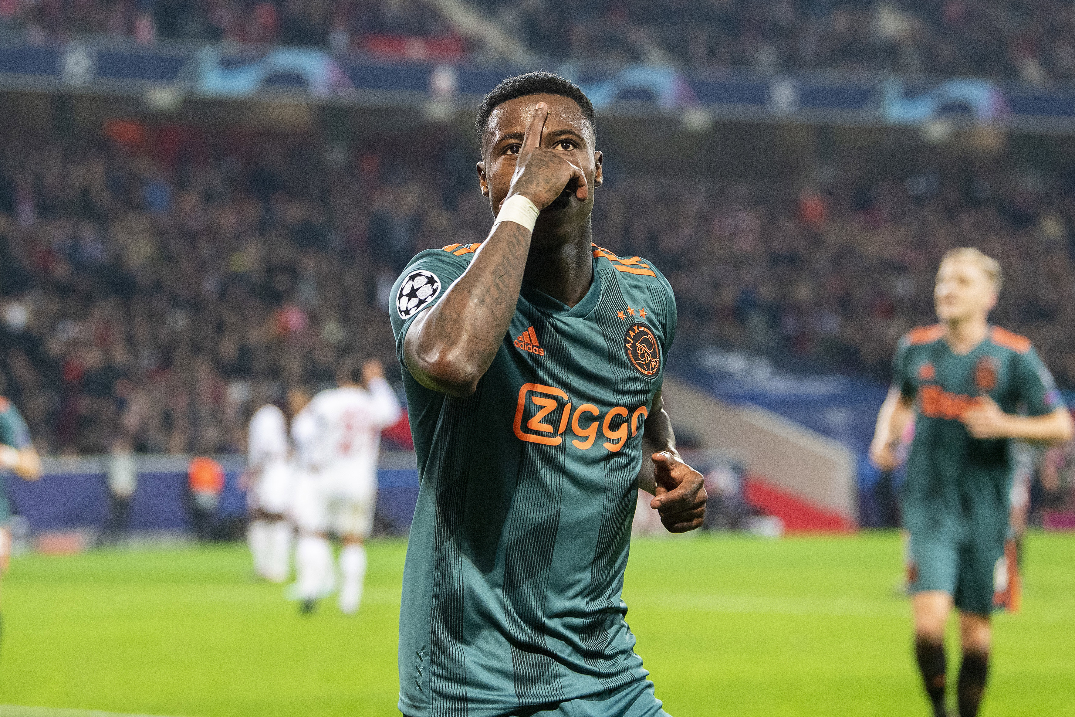 ajax-da-un-gran-paso-en-cl-en-lille