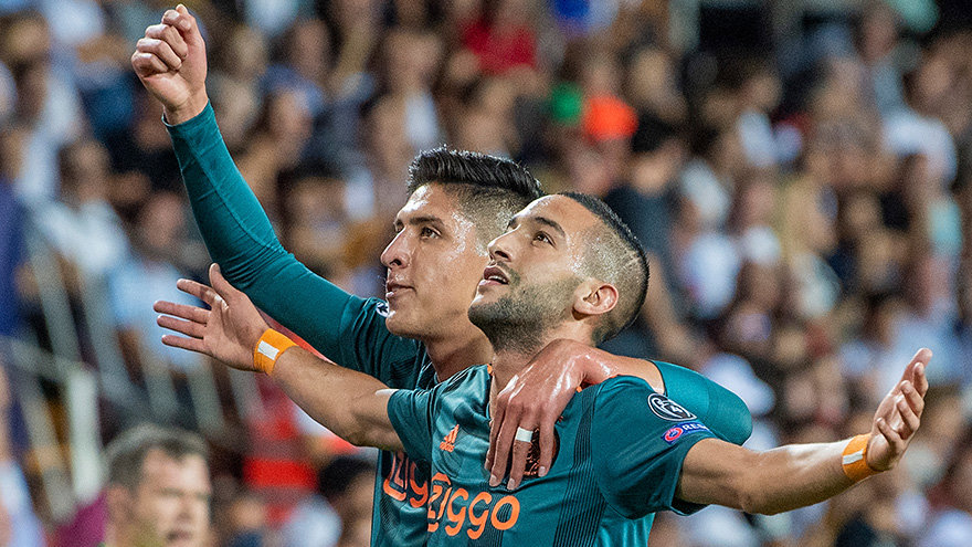 eficiente-ajax-silencia-al-mestalla-con-increible-gol-de-ziyech