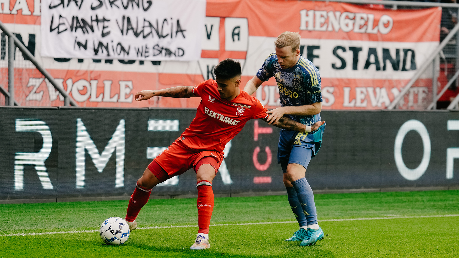 Un Ajax resiliente empata el partido